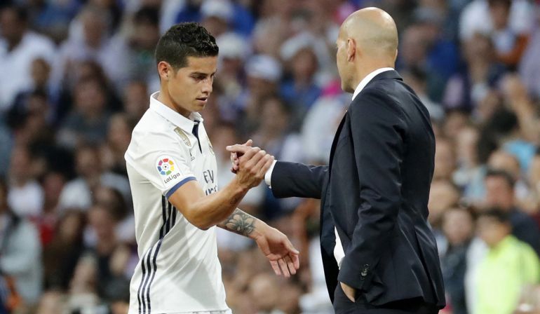 James Rodríguez saluda a Zidane tras ser sustituido ante el Sevilla James Rodríguez saluda a Zidane tras ser sustituido ante el Sevilla