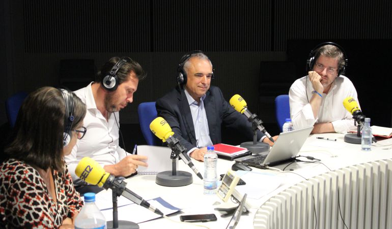 Debate sobre las primarias del PSOE en 'Hora 25'. Junto a Àngels Barceló, (de izquierda a derecha) Óscar Puente -afin a Pedro Sánchez-, Rafael Simancas -defensor de Patxi López- e Ignacio Urquizu -apoyo de Susana Díaz- Debate sobre las primarias del PSOE en 'Hora 25'. Junto a Àngels Barceló, (de izquierda a derecha) Óscar Puente -afin a Pedro Sánchez-, Rafael Simancas -defensor de Patxi López- e Ignacio Urquizu -apoyo de Susana Díaz-