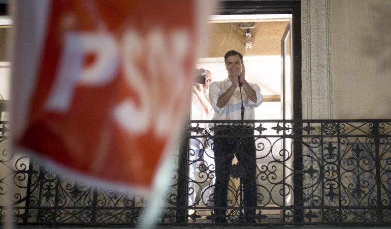 El candidato a la Secretaría General del PSOE Pedro Sánchez sale al balcón en la sede socialista de Ferraz, en Madrid, para saludar a los simpatizantes tras conocer los resultados de las primarias, que él ha ganado con mas del 50% de los votos. El candidato a la Secretaría General del PSOE Pedro Sánchez sale al balcón en la sede socialista de Ferraz, en Madrid, para saludar a los simpatizantes tras conocer los resultados de las primarias, que él ha ganado con mas del 50% de los votos.