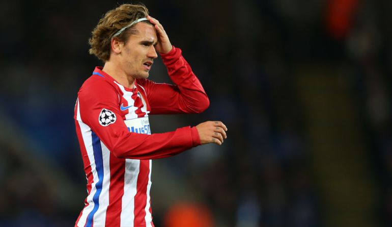 Griezmann se recoloca la cinta del pelo durante un partido de Champions Griezmann se recoloca la cinta del pelo durante un partido de Champions