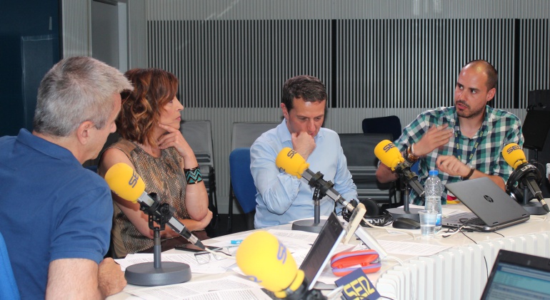 De izquierda a derecha, Carles Francino, Luz Sánchez-Mellado, Roberto Sánchez y Antonio Pampliega. De izquierda a derecha, Carles Francino, Luz Sánchez-Mellado, Roberto Sánchez y Antonio Pampliega.