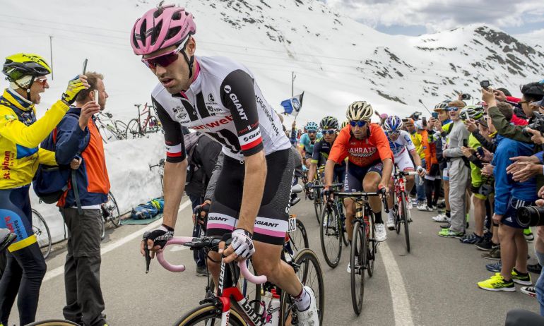 El ciclista holandés Tom Dumoulin, del equipo Sunweb, y el italiano Vincenzo Nibali, del equipo Bahrain-Merida, suben el puerto de Stelvio, durante la 16ª etapa del Giro de Italia, entre Rovetta y Bornio (Italia). El ciclista holandés Tom Dumoulin, del equipo Sunweb, y el italiano Vincenzo Nibali, del equipo Bahrain-Merida, suben el puerto de Stelvio, durante la 16ª etapa del Giro de Italia, entre Rovetta y Bornio (Italia).