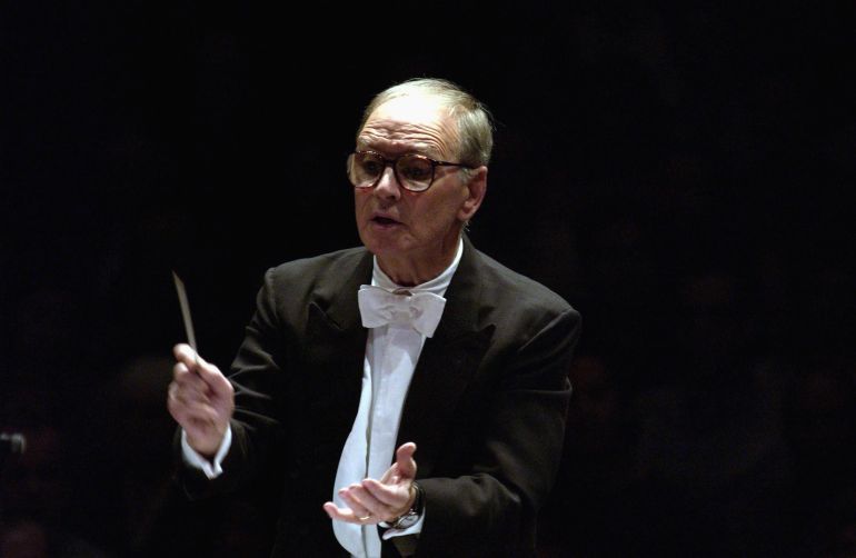 Morricone dirigiendo la Orquesta Sinfónica de Roma en el Royal Albert Hall en 2003. Morricone dirigiendo la Orquesta Sinfónica de Roma en el Royal Albert Hall en 2003.