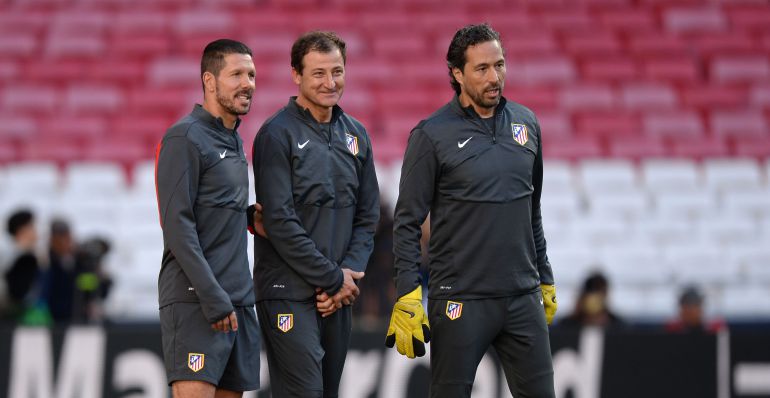 Juan Vizcaíno (en el centro) con Simeone y el entrenador de porteros, Pablo Bercellone Juan Vizcaíno (en el centro) con Simeone y el entrenador de porteros, Pablo Bercellone