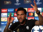 Dani Alves durante la rueda de prensa
