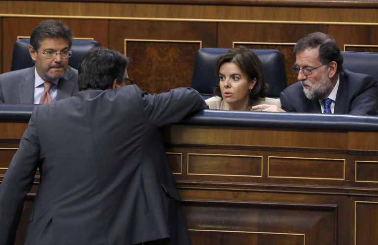 El portavoz del PNV Aitor Esteban habla con la vicepresidenta del Gobierno, Soraya Sáenz de Santamaría, junto al presidente del Gobierno, Mariano Rajoy, y el ministro de Justicia, Rafael Catalá. El portavoz del PNV Aitor Esteban habla con la vicepresidenta del Gobierno, Soraya Sáenz de Santamaría, junto al presidente del Gobierno, Mariano Rajoy, y el ministro de Justicia, Rafael Catalá.
