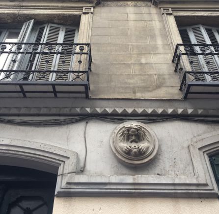 Imagen de la fachada del edificio con el madallón de Saturno Imagen de la fachada del edificio con el madallón de Saturno