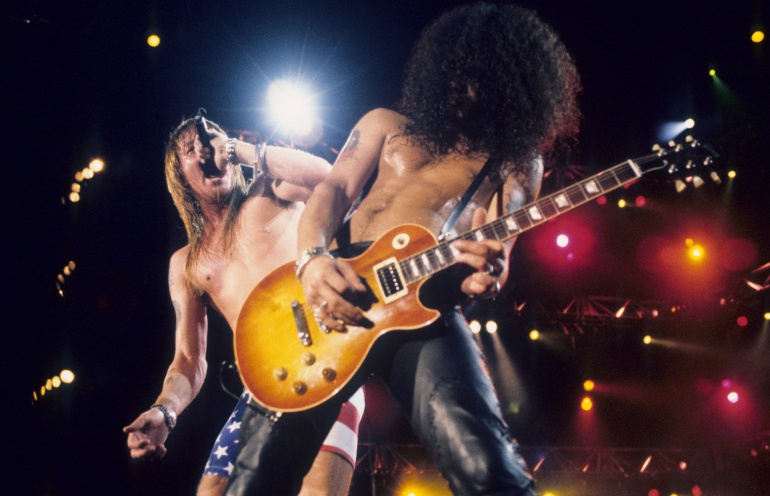 Axl Rose y Slash durante la actuación de Guns and Roses en el Rock in Rio de Brasil en 1991 Axl Rose y Slash durante la actuación de Guns and Roses en el Rock in Rio de Brasil en 1991