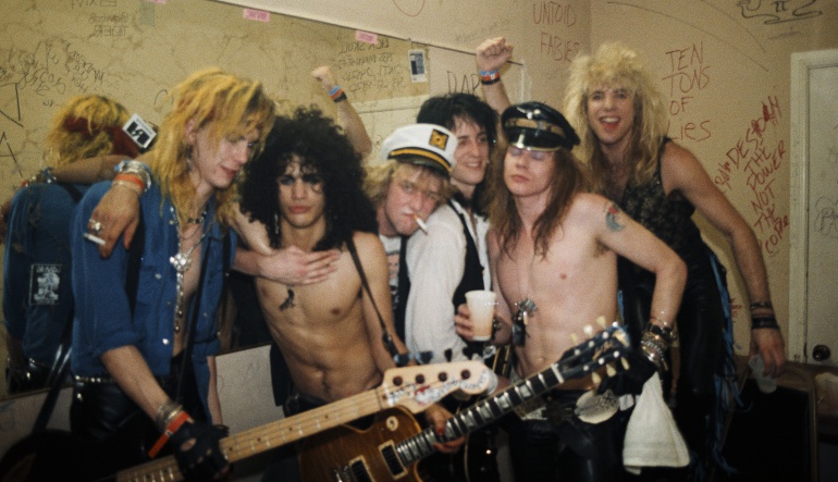Duff McKagan, Slash, Izzy Stradlin, Axl Rose y Steven Adler posan en camerino antes de un concierto en Long Beach, en 1986 Duff McKagan, Slash, Izzy Stradlin, Axl Rose y Steven Adler posan en camerino antes de un concierto en Long Beach, en 1986