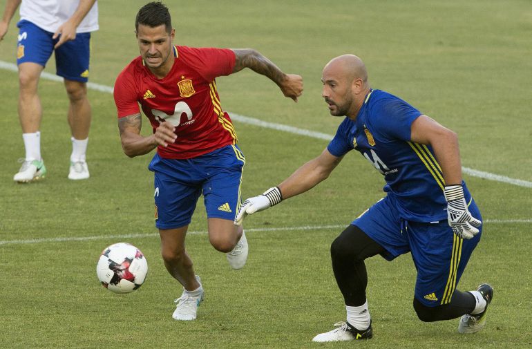 Vitolo durante un entrenamiento con la Selección Vitolo durante un entrenamiento con la Selección