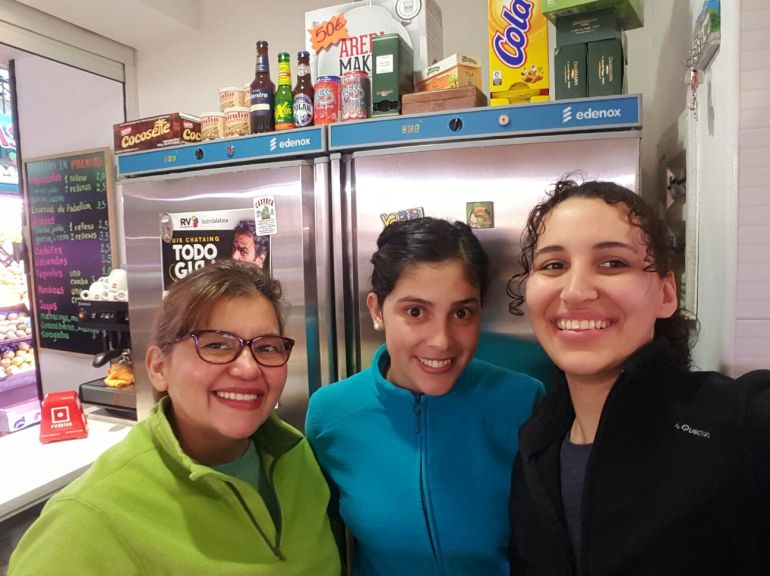 Carmen Toro (de azul) y sus compañeras de trabajo en la cocina de "Píllalos", un puesto de comida venezolana en el Mercado de Maravillas de Madrid Carmen Toro (de azul) y sus compañeras de trabajo en la cocina de "Píllalos", un puesto de comida venezolana en el Mercado de Maravillas de Madrid