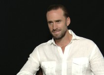 Joseph Fiennes: "La serie es un aviso sobre la fragilidad de la democracia"