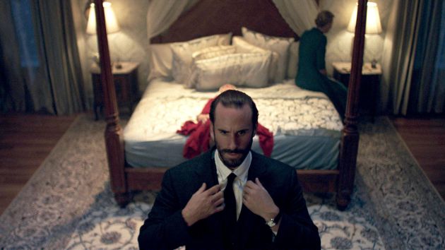 La escena de la 'ceremonia', donde las criadas son violadas La escena de la 'ceremonia', donde las criadas son violadas