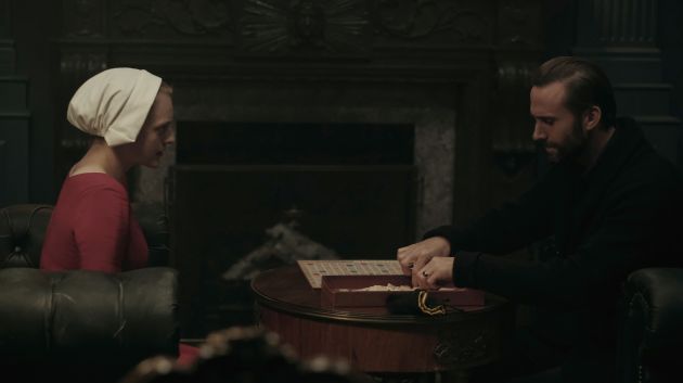 Elisabeth Moss y Joseph Fiennes, en 'El cuento de la criada' Elisabeth Moss y Joseph Fiennes, en 'El cuento de la criada'