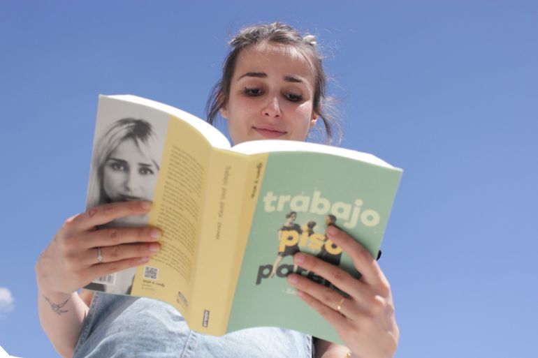 Zahara haciendo que lee su libro en la terraza de la SER Zahara haciendo que lee su libro en la terraza de la SER