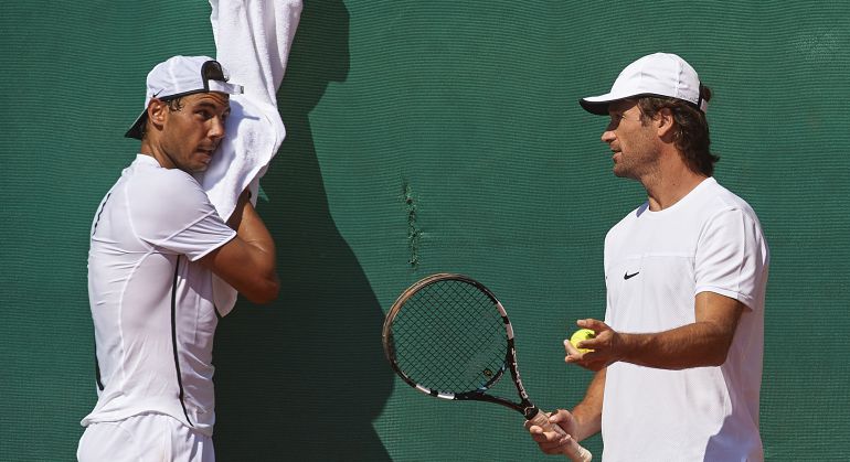 Carlos Moyá conversa con Rafa Nadal durante un entrenamiento Carlos Moyá conversa con Rafa Nadal durante un entrenamiento