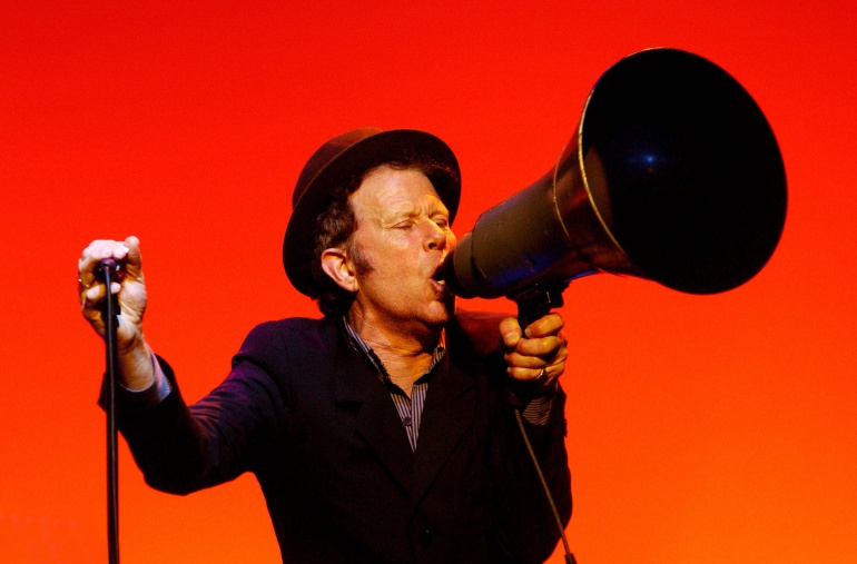 Tom Waits durante una actuación en Londres en el año 2004 Tom Waits durante una actuación en Londres en el año 2004