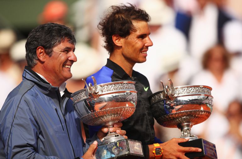 Nadal celebra el título de Roland Garros con su tío Toni tras la final Nadal celebra el título de Roland Garros con su tío Toni tras la final
