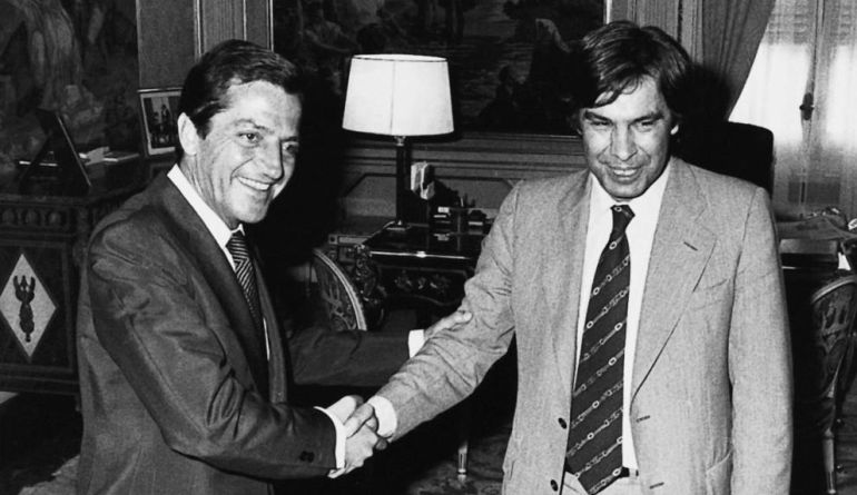 Adolfo Suárez y Felipe González, saludándose en la imagen, superaron las mociones en su contra. Contra Suárez la presentó el propio González en 1980. Adolfo Suárez y Felipe González, saludándose en la imagen, superaron las mociones en su contra. Contra Suárez la presentó el propio González en 1980.
