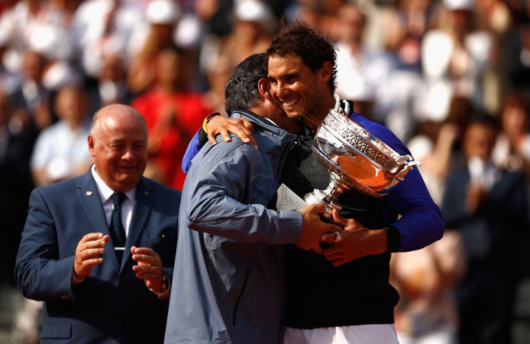 Toni entrega la copa de Mosqueteros a Rafa Nadal Toni entrega la copa de Mosqueteros a Rafa Nadal