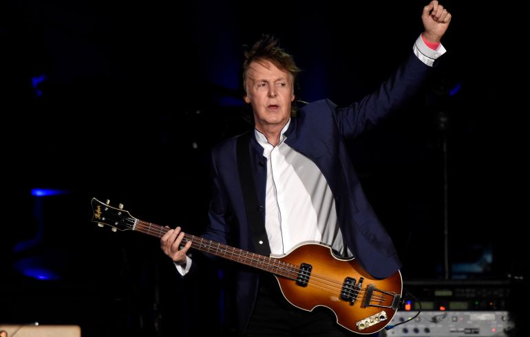 Paul McCartney durante su actuación en el Festival Desert Trip de California Paul McCartney durante su actuación en el Festival Desert Trip de California