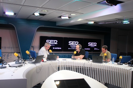 Miguel Bosé en el estudio de Cadena Ser con Carles Francino y Roberto Sánchez Miguel Bosé en el estudio de Cadena Ser con Carles Francino y Roberto Sánchez