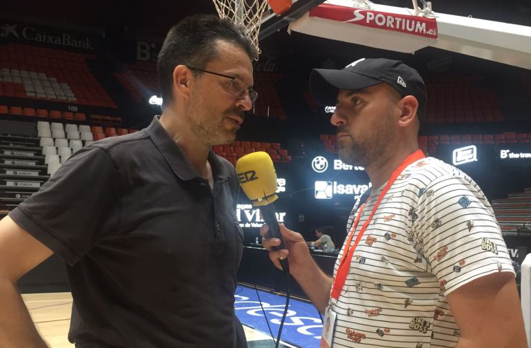 Pedro Martínez con nuestro compañero Fran Guaita atendiendo a El Larguero Pedro Martínez con nuestro compañero Fran Guaita atendiendo a El Larguero