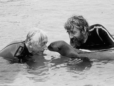Jacques Cousteau junto a su hijo Jean Michel, en el Amazonas Jacques Cousteau junto a su hijo Jean Michel, en el Amazonas