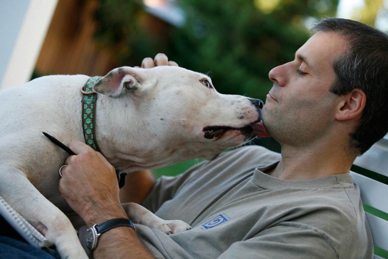 Jim Gorant con uno de los perros encontrados en casa de Michael Vick. Jim Gorant con uno de los perros encontrados en casa de Michael Vick.