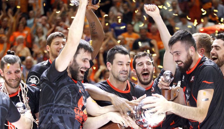 San Emeterio celebra el título con sus compañeros San Emeterio celebra el título con sus compañeros