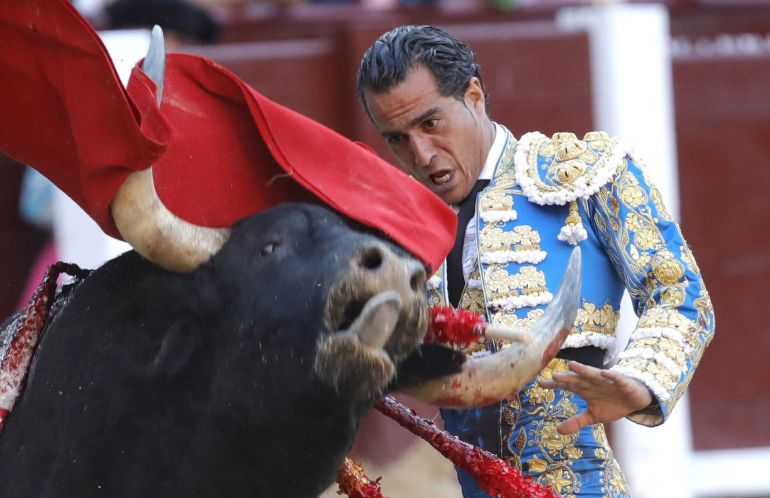 Fotografía de archivo del diestro Iván Fandiño durante su faena en una de las corridas de la última Feria de San Isidro, en la Plaza de las Ventas en Madrid. Fotografía de archivo del diestro Iván Fandiño durante su faena en una de las corridas de la última Feria de San Isidro, en la Plaza de las Ventas en Madrid.