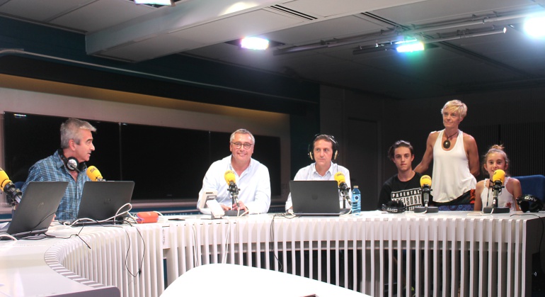 De izquierda a derecha, Carles Francino, Michael Robinson, Roberto Sánchez, Íñigo, Lucía y su madre Mari Ángeles. De izquierda a derecha, Carles Francino, Michael Robinson, Roberto Sánchez, Íñigo, Lucía y su madre Mari Ángeles.
