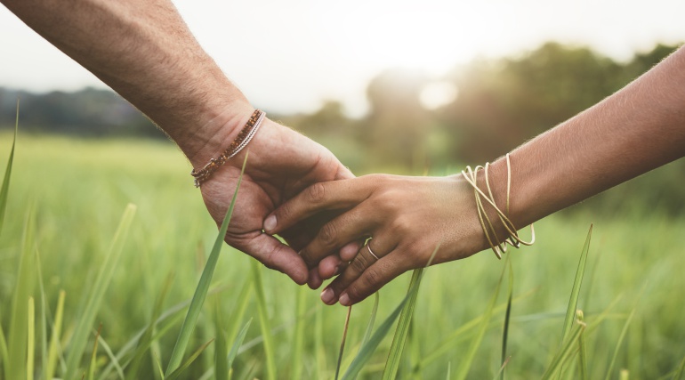 Una pareja dada de la mano Una pareja dada de la mano