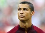 -FOTODELDIA- KAZ01 KAZAN (RUSIA) 18/06/2017.- El futbolista portugués Cristiano Ronaldo escucha el himno nacional antes del inicio del partido del Grupo A de la Copa Confederaciones de fútbol contra México en el estadio Kazan Arena, en Kazan (Rusia) hoy, 18 de junio de 2017. EFE/Tolga Bozoglu