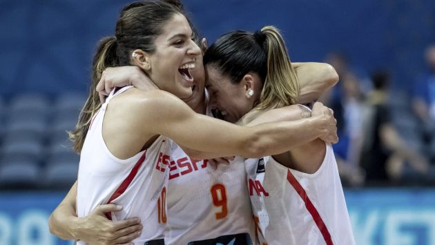 Las jugadoras españolas Marta Xargay, Laia Palau y Anna Cruz celebran la victoria tras ganar el partido de cuartos de final del Eurobasket entre España y Letonia disputado en Praga. Las jugadoras españolas Marta Xargay, Laia Palau y Anna Cruz celebran la victoria tras ganar el partido de cuartos de final del Eurobasket entre España y Letonia disputado en Praga.