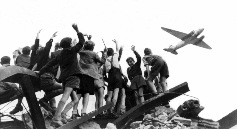 Imagen de unos niños berlineses esperando paquetes de víveres lanzados desde un avión británico o estadounidense. Imagen de unos niños berlineses esperando paquetes de víveres lanzados desde un avión británico o estadounidense.