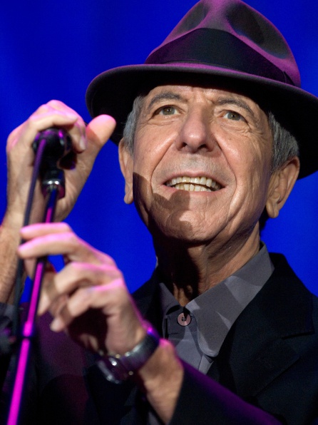 Leonard Cohen durante un concierto en Holanda en 2008 Leonard Cohen durante un concierto en Holanda en 2008