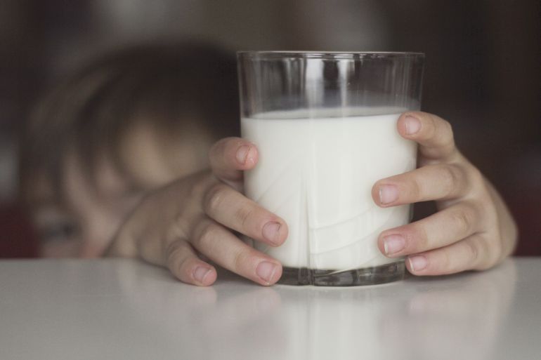 Un niño, dispuesto a tomarse un vaso de leche. Un niño, dispuesto a tomarse un vaso de leche.