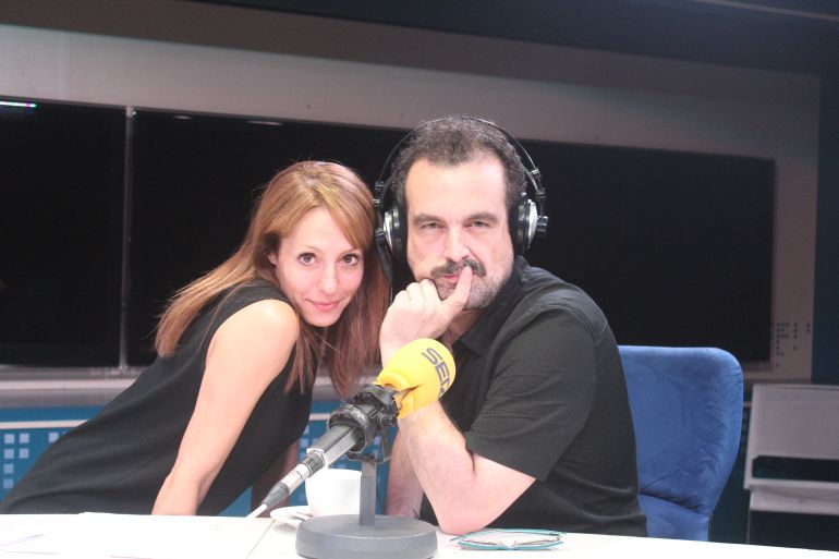 Macarena Berlín junto a Nacho Vigalondo en los estudios de la Cadena SER Macarena Berlín junto a Nacho Vigalondo en los estudios de la Cadena SER