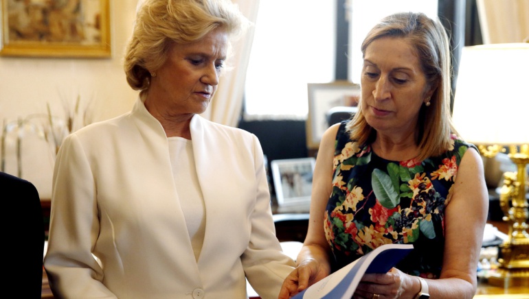 La defensora del Pueblo, Soledad Becerril (i) entrega a la presidenta del Congreso de los Diputados, Ana Pastor (d), un balance de sus cinco años de mandato, este martes en Madrid. La defensora del Pueblo, Soledad Becerril (i) entrega a la presidenta del Congreso de los Diputados, Ana Pastor (d), un balance de sus cinco años de mandato, este martes en Madrid.