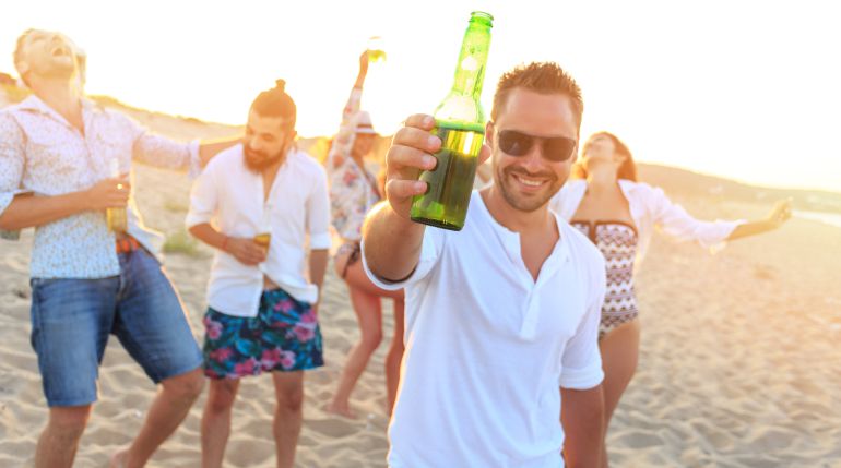 Imagen de un grupo de jóvenes bebiendo alcohol en la playa. Imagen de un grupo de jóvenes bebiendo alcohol en la playa.
