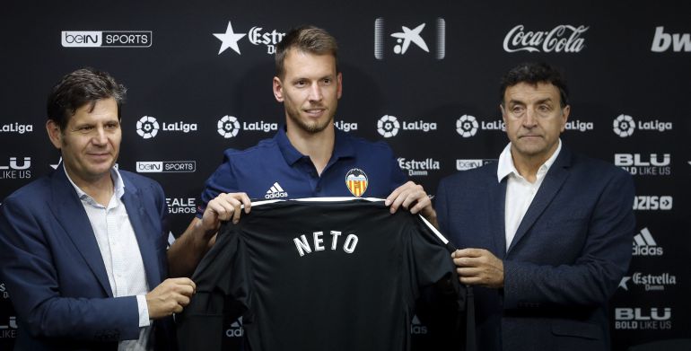 El nuevo guardameta del Valencia CF, el brasileño Neto, en su presentación. El nuevo guardameta del Valencia CF, el brasileño Neto, en su presentación.