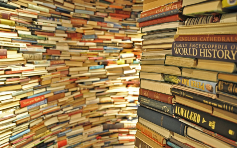 Un pasillo construido a partir de libros apilados Un pasillo construido a partir de libros apilados