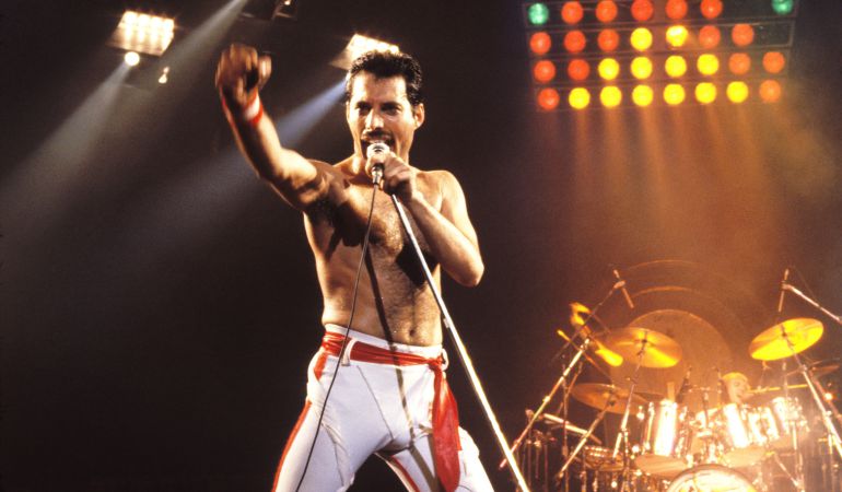 El cantante del grupo, Freddie Mercury, durante uno de sus múltiples conciertos con la banda. El cantante del grupo, Freddie Mercury, durante uno de sus múltiples conciertos con la banda.