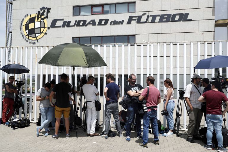Decenas de periodistas esperan a las puertas de la sede de la Federación Española de Fútbol, en la localidad madrileña de Las Rozas Decenas de periodistas esperan a las puertas de la sede de la Federación Española de Fútbol, en la localidad madrileña de Las Rozas