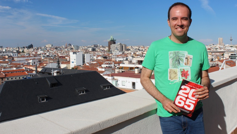 El meteorólogo extremeño José Miguel Gallardo posa con su novela en las manos en la terraza de la SER. El meteorólogo extremeño José Miguel Gallardo posa con su novela en las manos en la terraza de la SER.