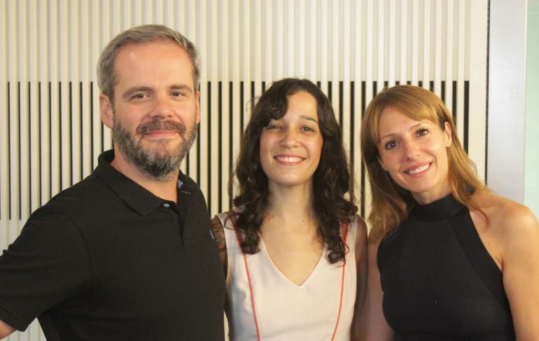 Toño Fraguas, iLe y Macarena Berlín después de la entrevista. Toño Fraguas, iLe y Macarena Berlín después de la entrevista.