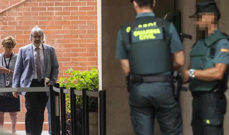 El secretario general de Presidencia, Joaquim Nin (i) a su salida tras prestar declaración por los preparativos del referéndum del 1-O que dirige el titular del juzgado de instrucción número 13 de Barcelona El secretario general de Presidencia, Joaquim Nin (i) a su salida tras prestar declaración por los preparativos del referéndum del 1-O que dirige el titular del juzgado de instrucción número 13 de Barcelona