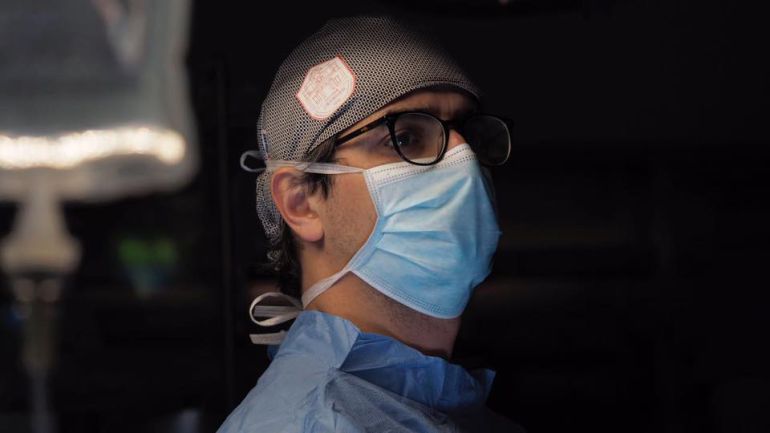 El doctor durante una intervención quirúrgica El doctor durante una intervención quirúrgica