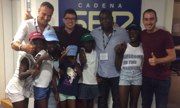 Ramón Grosso y el Padre Camille junto a las niñas del Chad, Álvaro Benito y Dani Álvarez Ramón Grosso y el Padre Camille junto a las niñas del Chad, Álvaro Benito y Dani Álvarez